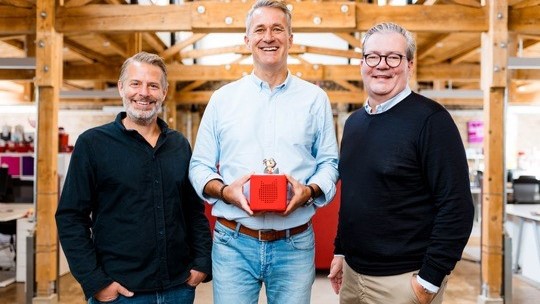 Die Tonies-Grnder Patric Fabender (l.) und Marcus Stahl (r.) bergeben an neuen CEO Tobias Wann - Quelle: Tonies