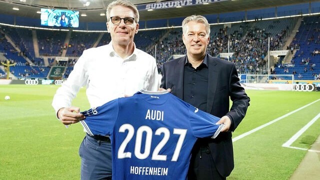 Audi geht mit TSG Hoffenheim in die Verlängerung und sponsert auch das Frauen-Team - Fred Schulze, Werkleiter Audi Neckarsulm, und Denni Strich, Geschäftsführer der TSG Hoffenheim (v.l.n.r.) - Quelle: Audi AG
