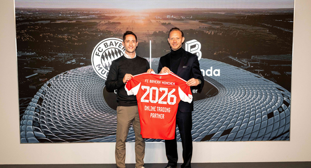FC Bayern und Bitpanda weiten Kooperation aus - Dominik Beier (r.), Chief Commercial Officer von Bitpanda, und Rouven Kasper, Vorstand Marketing & Vertrieb des FC Bayern, bei der Verlängerung der Partnerschaft – Quelle: Bitpanda