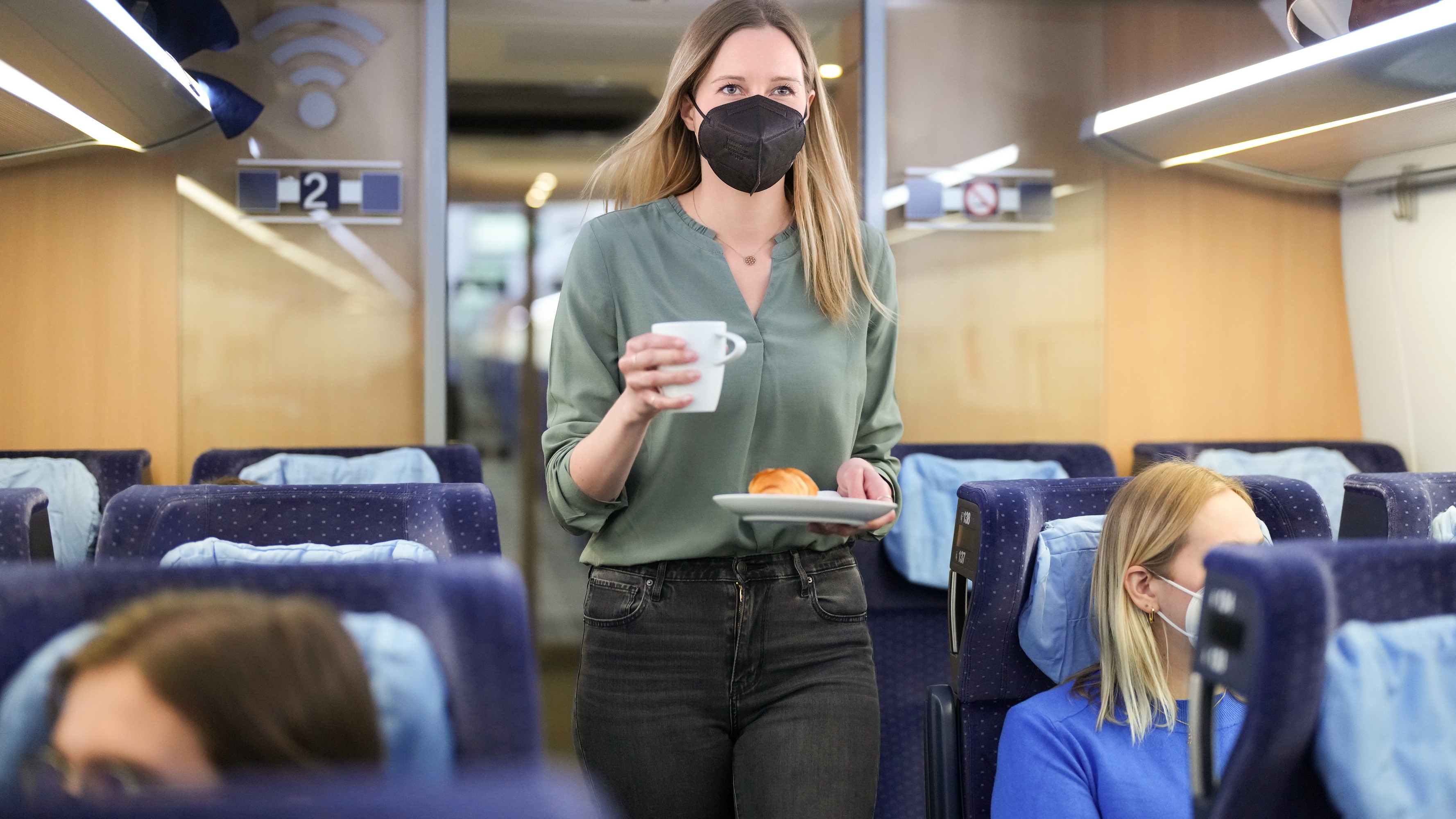 Bahn bietet Porzellan und Glas als Alternative zu Einwegverpackungen - DB bietet Porzellan und Glas als Alternative zu Einweggeschirr in ICE und Intercity - Deutsche Bahn AG / Oliver Lang