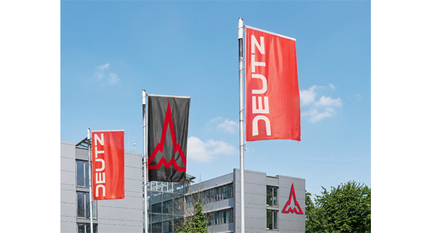 Deutz übersetzt Unternehmensstrategie in neues Corporate Design - Vor der Hauptverwaltung wehen die Fahnen im neuen Design - Quelle: Deutz AG