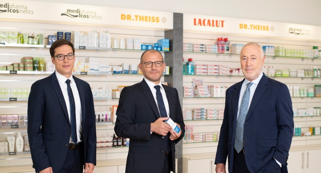 Dr. Theiss Naturwaren macht Jonas Thielmann zum CEO - Jonas Thielmann (l.) ist im November 2024 von den geschäftsführenden Gesellschaftern Giuseppe Nardi und Prof. Dr. Peter Theiss (r.) zum Geschäftsführer von Dr. Theiss Naturwaren berufen worden - Quelle: Dr. Theiss Naturwaren