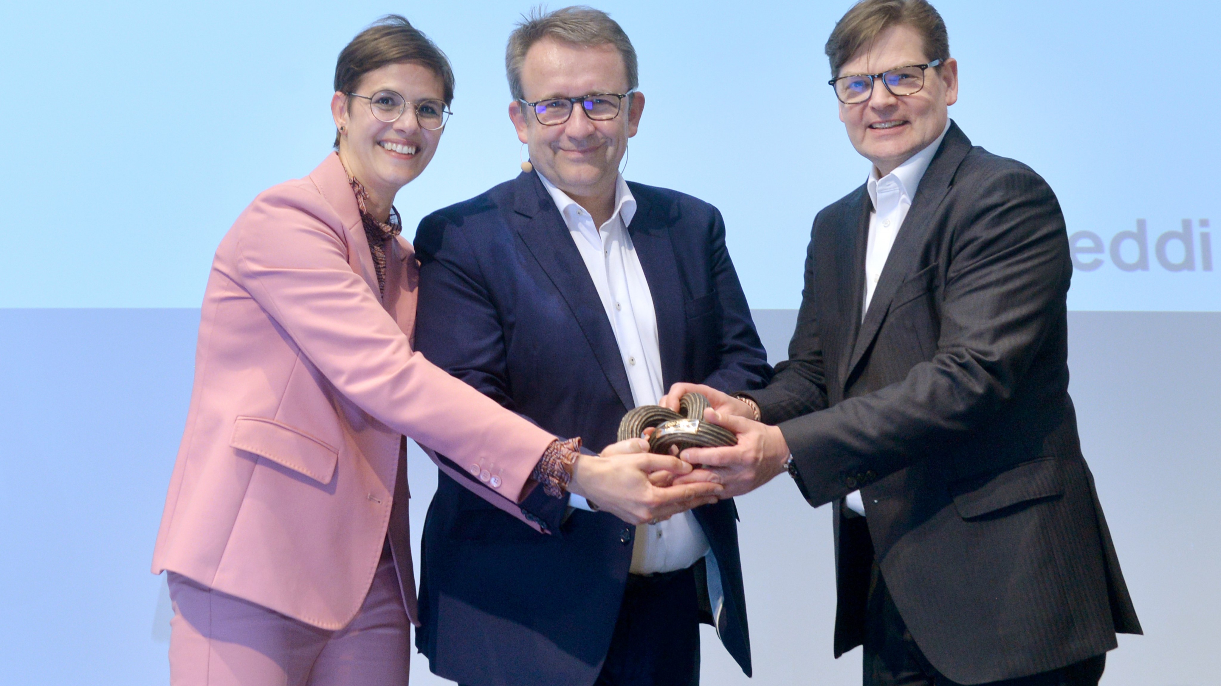 Eddi-Award geht an die Commerzbank - v.l.: Nasrin Shaikh (Leiterin Marketing Privat- und Unternehmerkunden der Commerzbank), Christian Peter (Leiter Marketing Automation Privat- und Unternehmerkunden der Commerzbank) und Arno Walter (Bereichsvorstand Wealth Management & Unternehmerkunden der Commerzbank) - Quelle: DDV/Succus I Wirtschaftsforen
