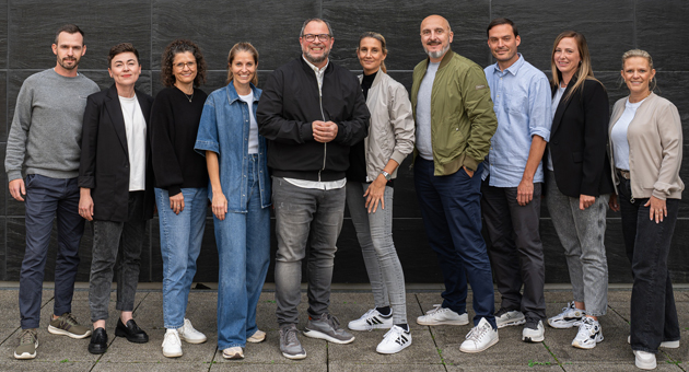 El Cartel Brothers stellt Führungsteam vor - Stephan Karrer (5. v. l.) und Claudia Ziemer (5. v. l.), Co-Geschäftsführer von El Cartel Brothers, arbeiten künftig mit einem neunköpfigen Führungsteam zusammen – Foto: El Cartel Brothers