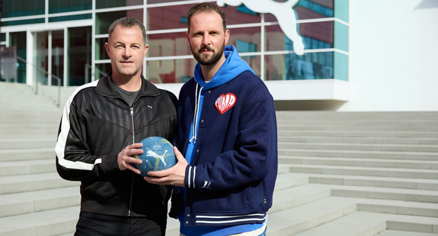 Puma wird neuer Ausrüster des Handball-Bundesligisten VfL Gummersbach - Puma-CEO Arthur Hoeld (links) und VfL-Geschäftsführer Christoph Schindler besiegeln die neue Ausrüsterpartnerschaft ab der Saison 2026/27 – Quelle: Puma