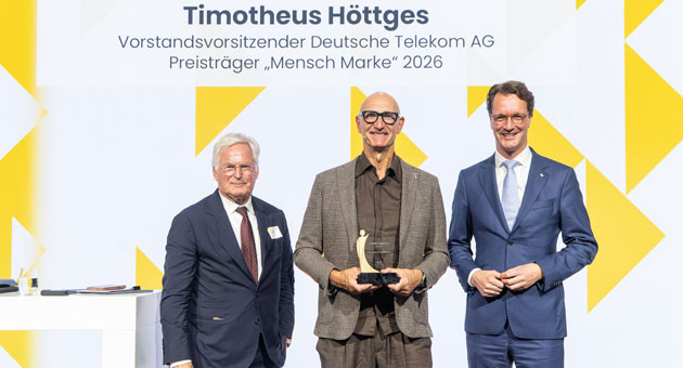 Neuer Markenverband-Preis geht an Telekom-Chef Timotheus Höttges - Timotheus Höttges (mitte) erhielt beim Tag der Markenwirtschaft die erste Auszeichnung "Mensch Marke" – Quelle: Thomas Rafalzyk