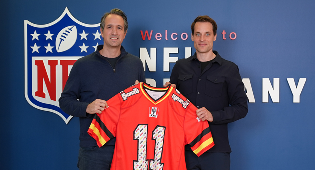 KFC und NFL starten langfristige Partnerschaft in Deutschland - Start der langfristigen Partnerschaft zwischen KFC Deutschland und NFL Germany (v.l.n.r.: Levent Isli, General Manager KFC Deutschland und Dr. Alexander Steinforth, General Manager NFL DACH) – Quelle: KFC
