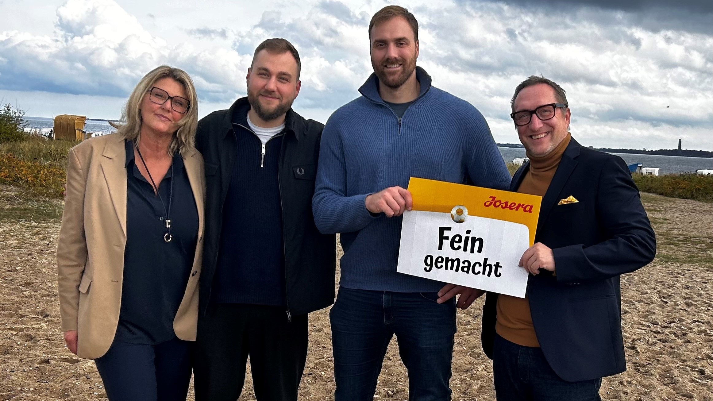 Handball-Nationspieler Andreas Wolff ist Markenbotschafter von Josera - v.l.: Kirsten Seide (Leitung Brand Marketing Josera Petfood), Martin Kirsch (Brand Marketing Josera Petfood), Handball-National-Torwart Andreas Wolff und Stefan Seitz (Marketingleitung Josera Petfood - Quelle: Josera