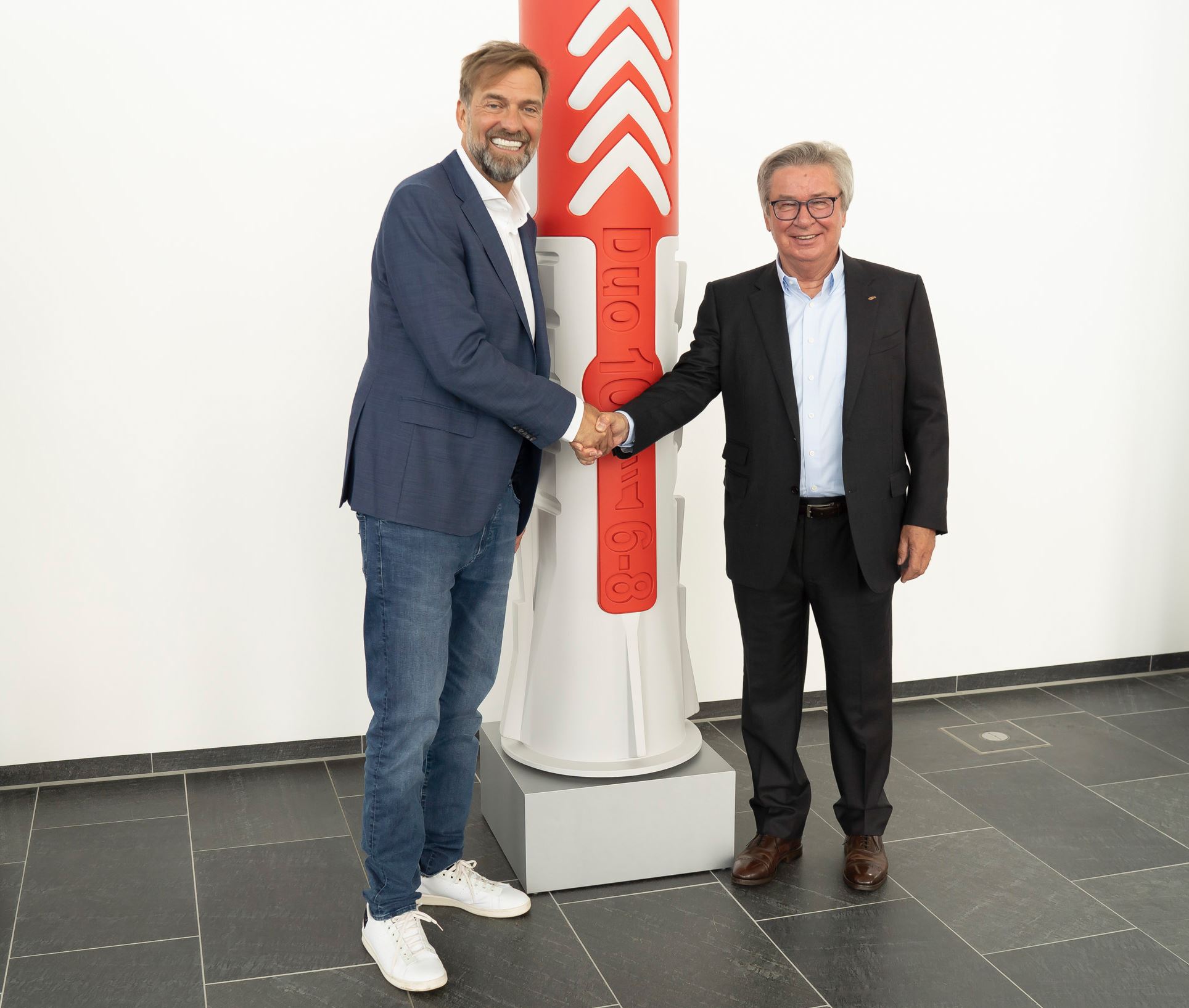 Fischer arbeitet mit Jürgen Klopp zusammen - Jürgen Klopp und Firmeninhaber Prof. Klaus Fischer - Quelle: Fischer