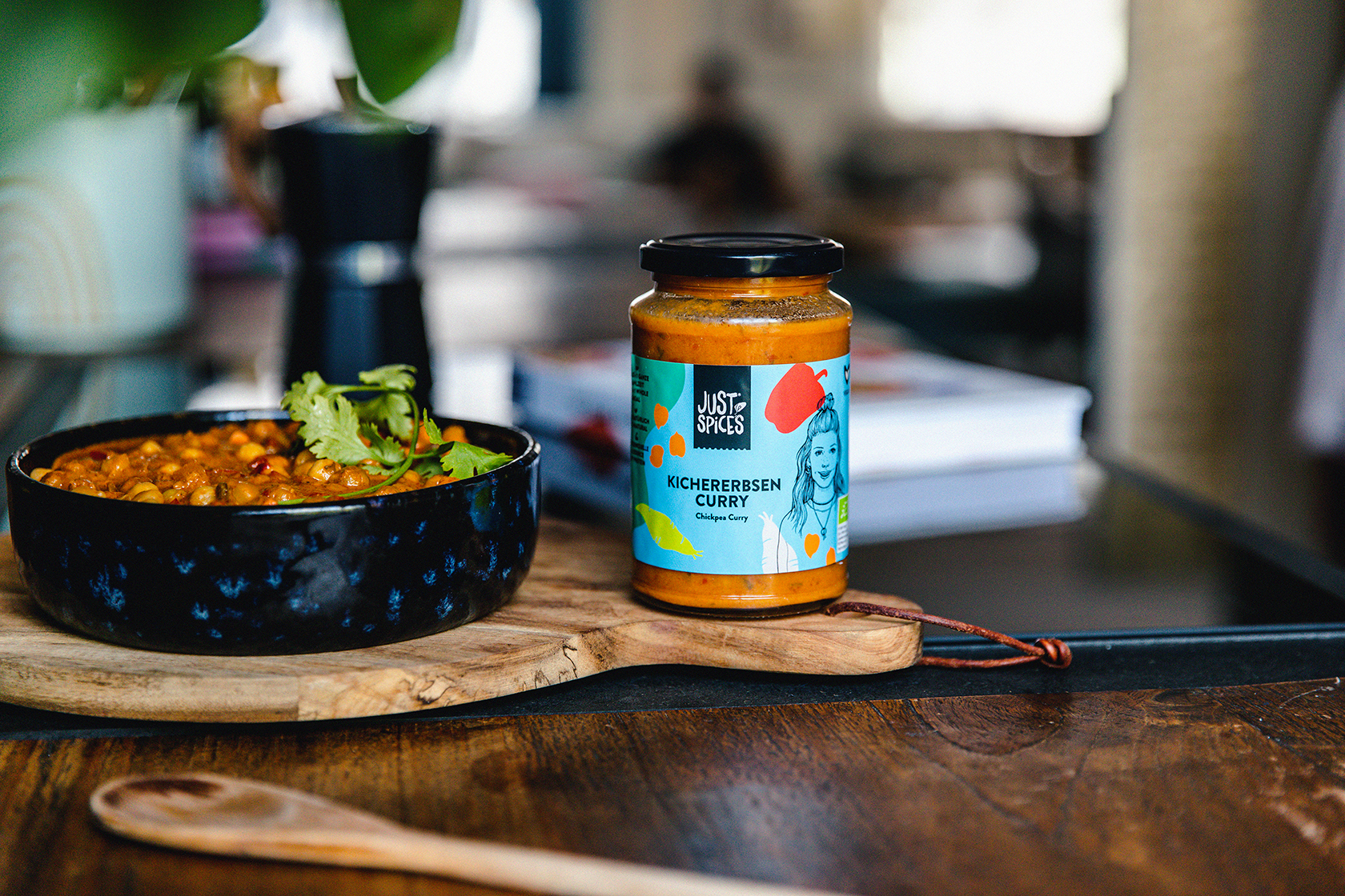 Neue Ready-to-eat-Gerichte im Glas von Just Spices - Kichererbsen-Curry, eines von dfei neuen Bio-Fertiggerichten - Quelle: Just Spices