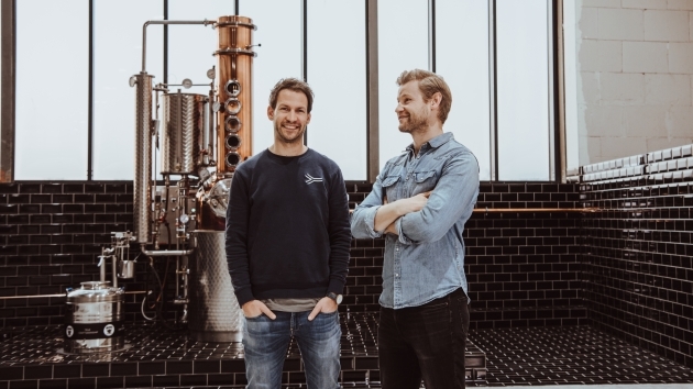 Hamburger Gin-Marke wird Festival-Sponsor - Seit 2021 produzieren Kaspar Hagedorn (l.) und Martin Spieker (r.) ihren Knut Hansen Dry Gin in Nordeutschlands größter Manufaktur für Premiumspirituosen in Hamburg-Hamm - Quelle: Anika Bödecker & Hamburg Distilling Co.