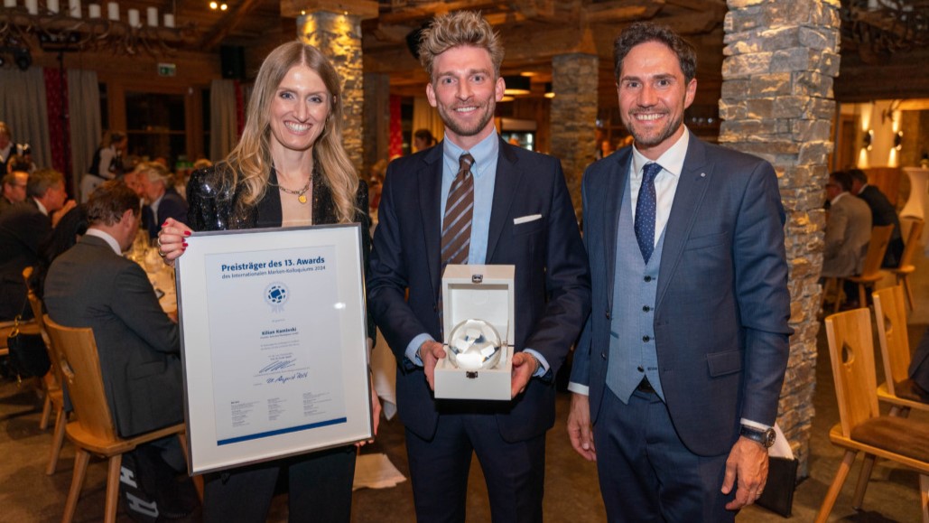 Award des Internationalen Marken-Kolloquiums für Refurbed-Gründer - v.l.: Linda Vollberg (Mandat), Kilian Kaminski (Refurbed) und Fabian Vollberg (Mandat) - Quelle: Mandat