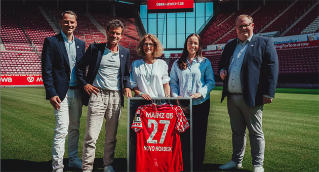 Novo Nordisk setzt auf Sportsponsoring mit Mainz 05 - (v.l.): Henrik Tewes und Jochen Röttgermann von Mainz 05 sowie von Novo Nordisk Dr. Kristin Sattler, Vice President People & Organisation Germany, und Claudia Laven, Vice President Obesity Business Unit Germany (beide Novo Nordisk), sowie David Schössler, Direktor B2B bei Mainz 05 - Quelle: 1. FSC Mainz 05
