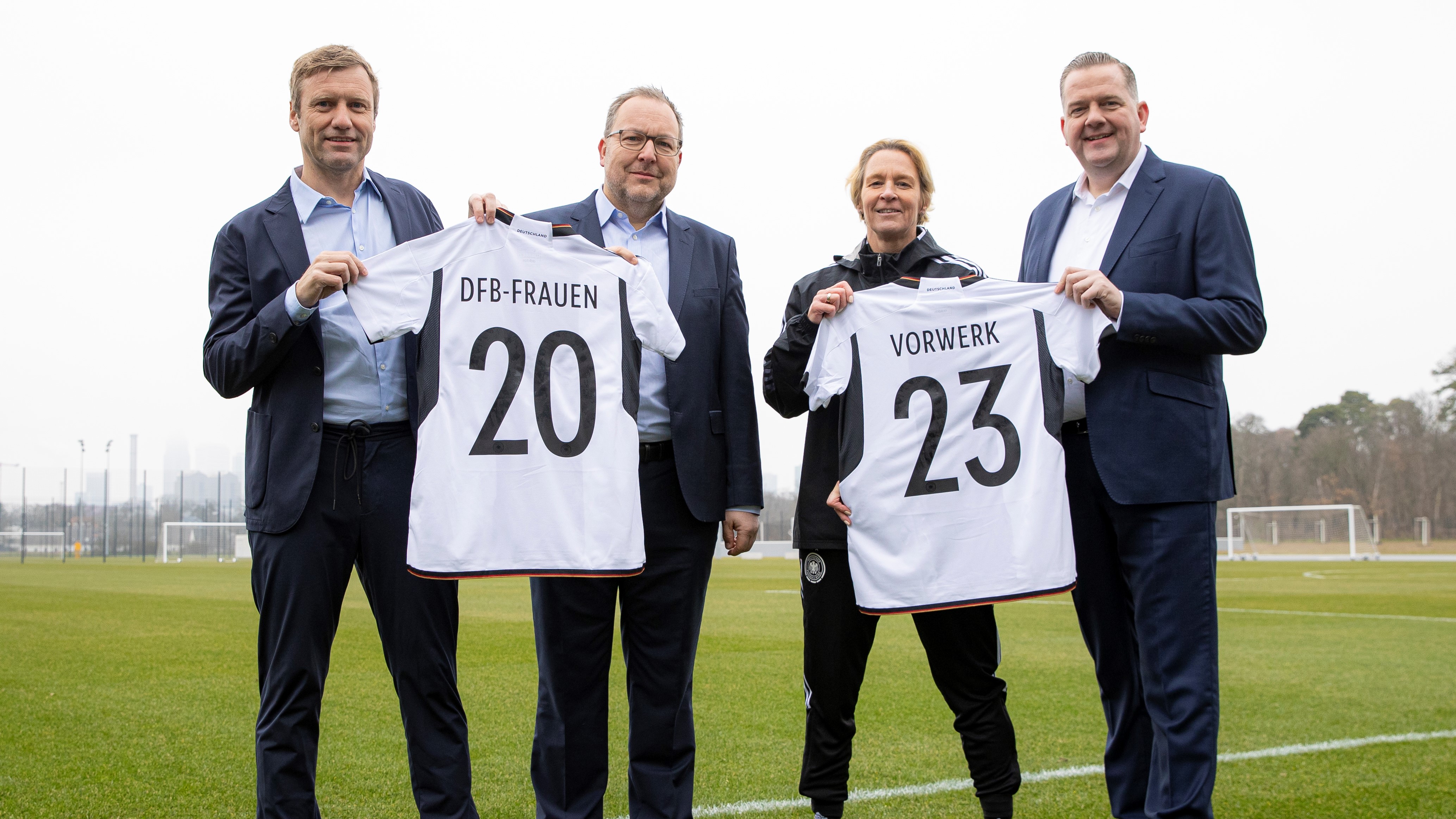 Vorwerk wird Partner der Frauen-Fußball-Nationalmannschaft - DFB-Geschäftsführer Holger Blask, Dr. Thomas Stoffmehl (Vorwerk SE & Co. KG), Bundestrainerin Martina Voss-Tecklenburg, Sido Jan Hofmann (Vorwerk Deutschland) (v.l.n.r.) - Quelle: Thomas Boecker/DFB