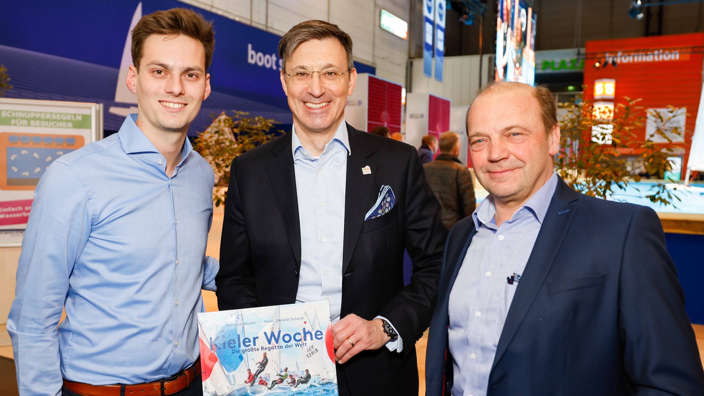 Sebamed ist Sponsor auf der Kieler Woche - Dr. Daniel Rothoeft (Mitte), stellv. Vorsitzender der Geschäftsleitung Sebapharma, Toni Neier (rechts), Sport Marketing Sebapharma, Tim Häuslein (links), Projektleitung Point of Sailing - Quelle: Christian Beeck