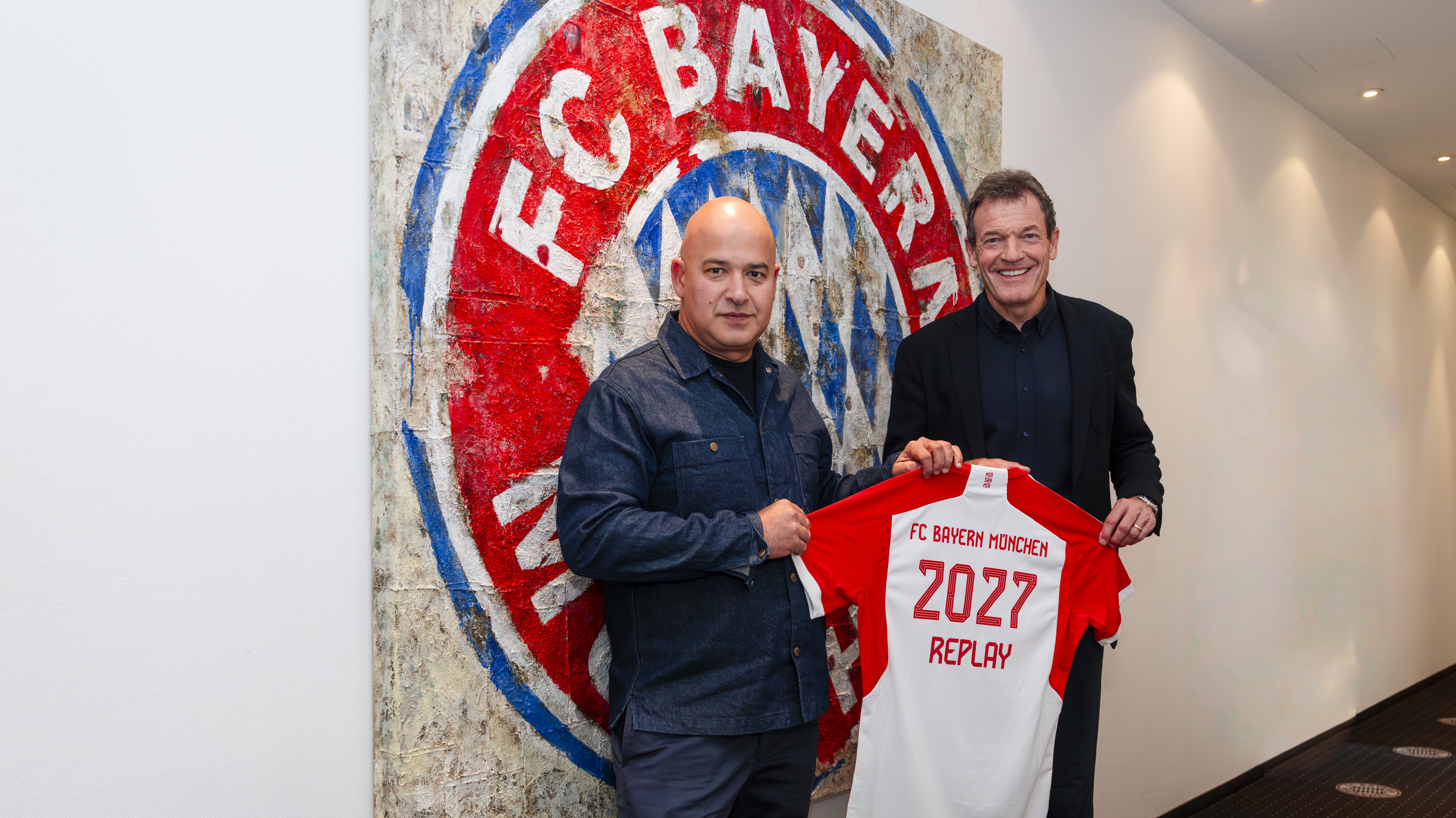 Replay und Viessmann unterstützen FC Bayern München - V.l.: Matteo Sinigaglia (Fashion Box SpA) und Andreas Jung (FC Bayern) - Quelle: Replay