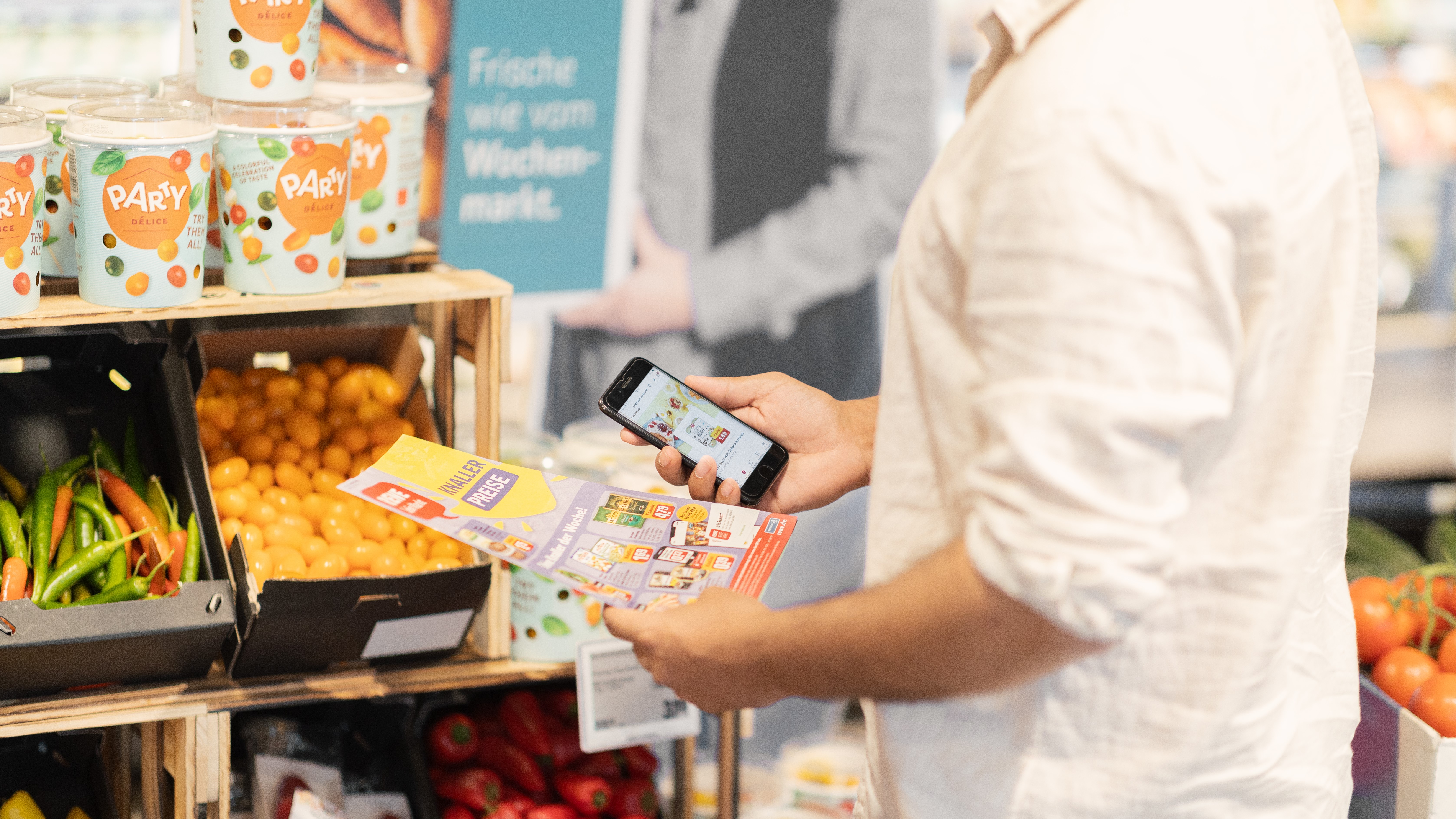 Nur eine Minderheit informiert sich rein digital über Angebote - Der Lebensmittelhändler Rewe schickt den Konsument:innen den Handzettel aufs Handy lassen - jeden Sonntag per WhatsApp - Quelle: Rewe