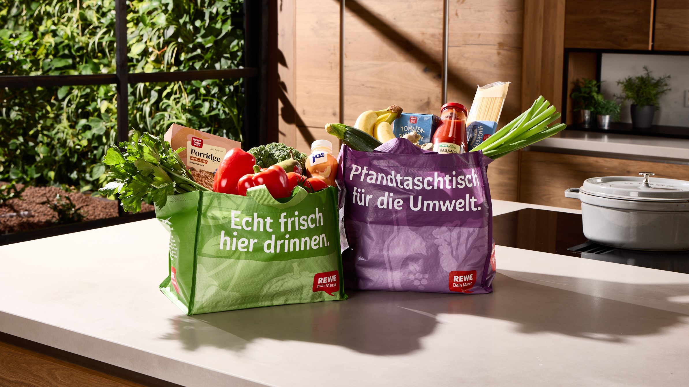 Rewe Lieferservice stellt auf Mehrwegtaschen um - Quelle: Panithan/Adobe Stock