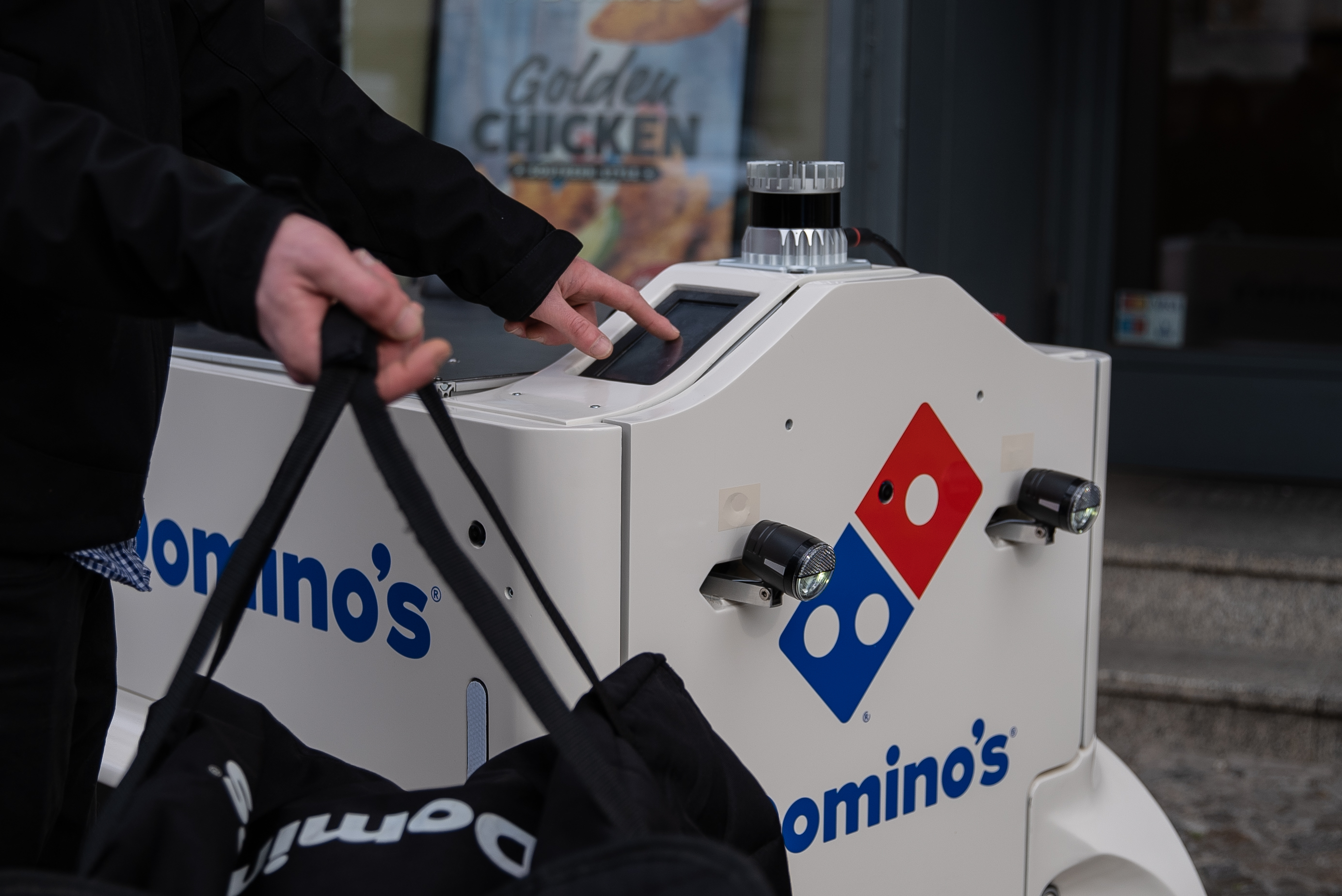 Roboter liefert Domino's-Pizza - Quelle: Domino's Pizza Deutschland GmbH