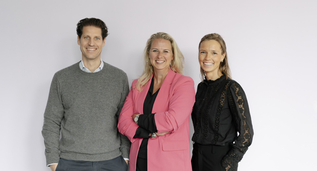 All in Group setzt bei Kartenliebe auf neue Führung - Kathleen Schied (Mitte), neue Geschäftsführerin von Kartenliebe, mit den All in Group‑Gründer:innen René und Anna Ruhland – Foto: Kartenliebe