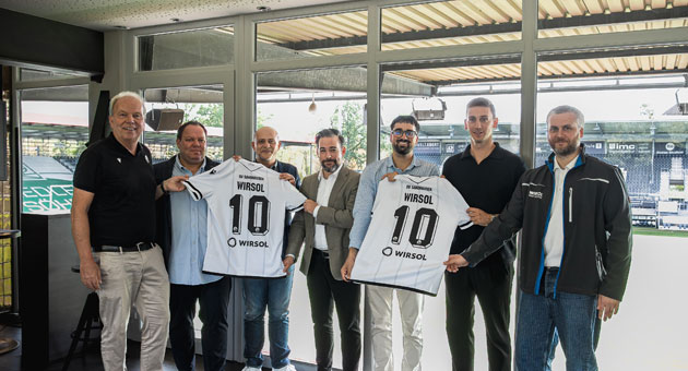 Wirsol startet Engagement beim SV Sandhausen - Von links: Volker Piegsa (Geschäftsführer, SVS), Johannes Groß (Geschäftsführer, Wirsol), Dennis Siegler (Prokurist, Wirsol), Patric Alvarez-Cruz (Head of Marketing, Wirsol), Luis Farhoumand (Teamleiter, Infront), Dominik Machmeier (1. Vorstand, SVS), David Florez Meier (Head of Sales, Wirsol) – Quelle: Wirsol Aufdach GmbH