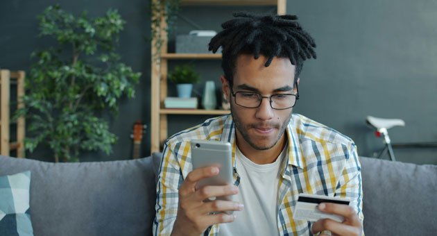Junge folgen KI-Tipps, Ältere recherchieren selbst - Quelle: Vitaly Gariev/Unsplash