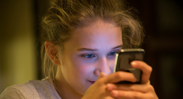 Jugendliche zwischen Social-Media-Stress und Selbstkontrolle - Die Studie der Vodafone Stiftung zeigt: Jugendliche nutzen Social Media intensiv und wünschen sich gleichzeitig mehr Unterstützung von Schulen und Eltern – Foto: Johnny Cohen/Unsplash