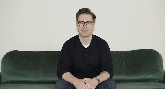 Konsument:innen fordern mehr Ehrlichkeit von Marken - Daniel Walloch, Chief Strategy Officer von McCann Germany, ordnet die Studienergebnisse ein und betont die wachsende Bedeutung von Transparenz und Vertrauen im Umgang mit KI – Quelle: McCann