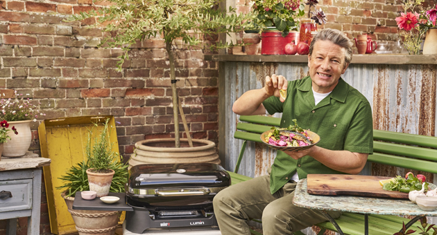 Jamie Oliver wird neues Testimonial des Grillherstellers Weber - Jamie Oliver ist neues Testimonial von Weber und präsentiert zur Grillsaison Rezeptideen und Inspirationen rund um die Produkte des US Herstellers – Quelle: weber.com