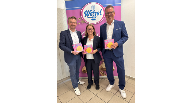 Wicklein erweitert Markenportfolio um Karlsbader-Oblaten-Hersteller Wetzel - Wicklein-Geschäftsführer Dr. Jürgen Brandstetter (l.) mit Vertriebsleiter Stefan Roßkopf (r.) und Wetzel-Geschäftsführerin Karolina Ernst - Quelle: Claudia Knoblich