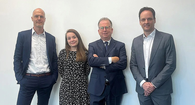 Führungswechsel und Teamausbau bei Acatis - Neu bei Acatis (vl.): Marketing-Chef Johannes Zenner, Executive Assistent Anna Maurus, Sprecher der Geschäftsführung Thorsten Schrieber und Holger Siegle, Sales Manager Wholesale & Institutional Business – Foto: Acatis Investment
