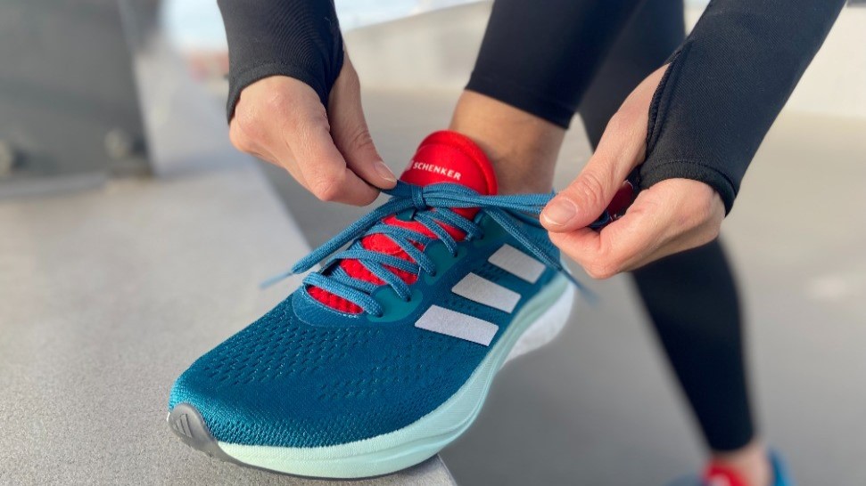 DB Schenker präsentiert zum Jubiläum eigenen Adidas-Sneaker - Adidas-Sneaker zum 150. Unternehmensjubiläum von DB Schenker - Quelle: DB Schenker