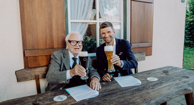 Erdinger engagiert Fußball-Profi Thomas Müller als Markenbotschafter - Erdinger-Inhaber Werner Brombach und Fußballer Thomas Müller freuen sich auf die Partnerschaft - Quelle: Martin Brosig/Erdinger Weißbräu