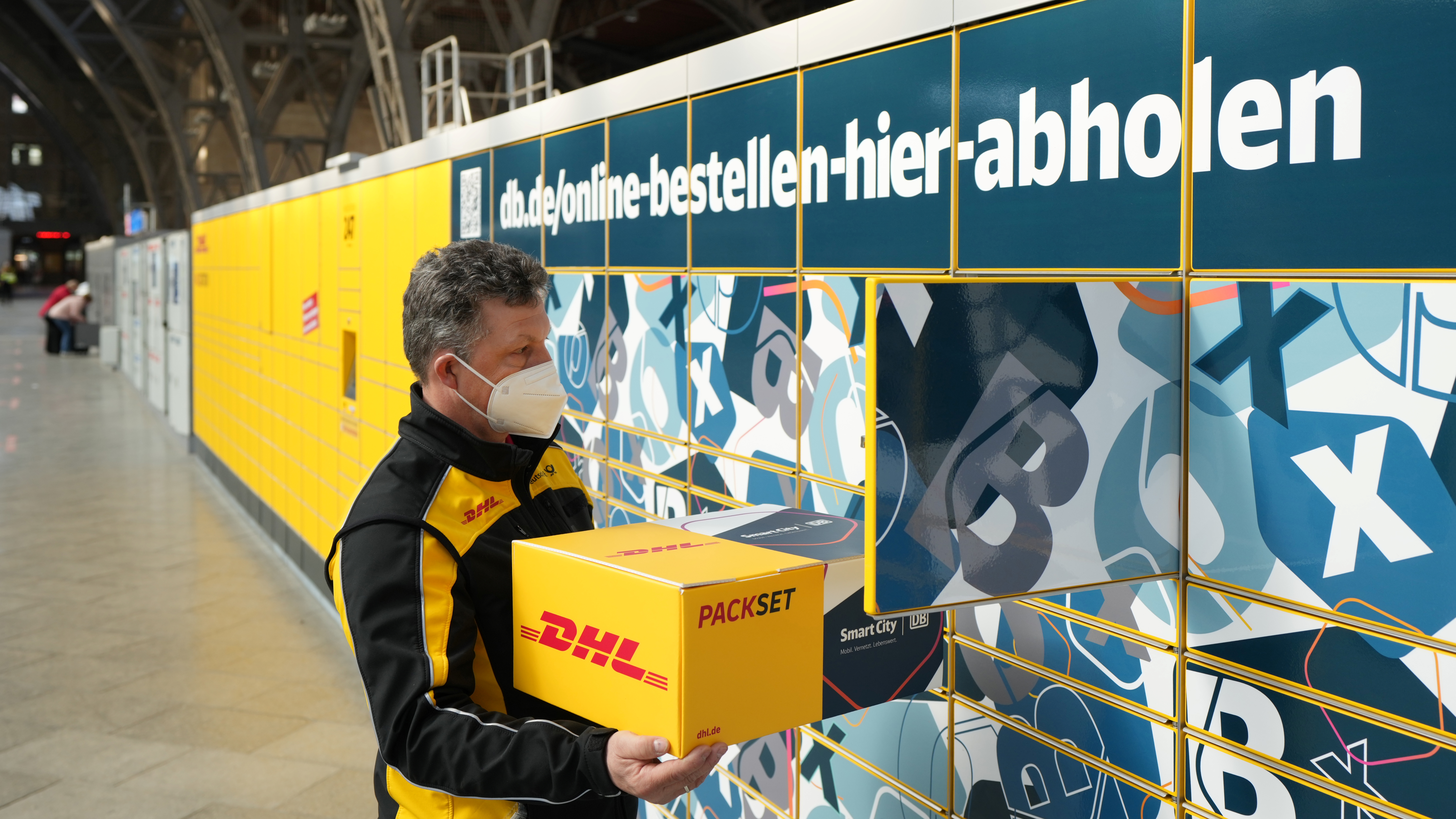 Post und Bahn kooperieren - Die erste DHL-Packstation der neuen Kooperation am Leipziger Hauptbahnhof Quelle: DB AG / Oliver Lang