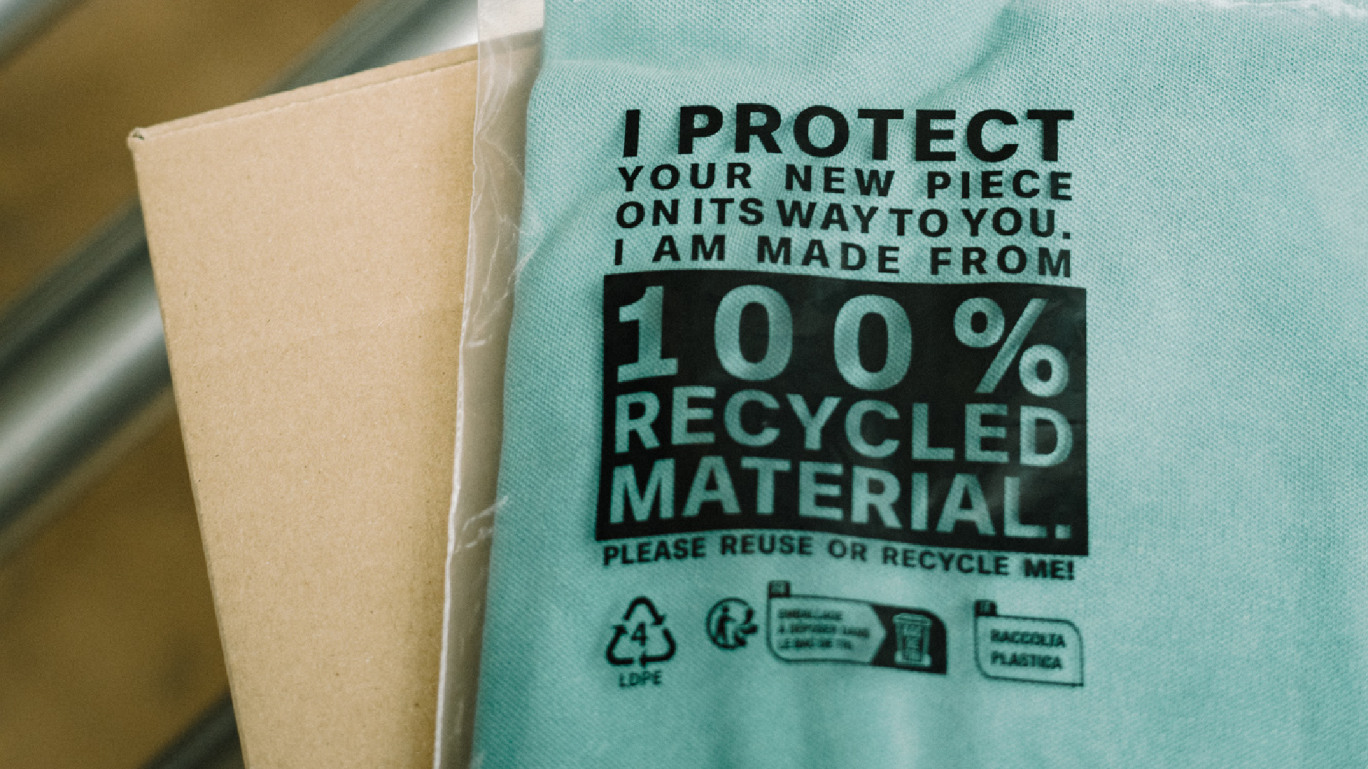 s.Oliver Group verpackt nachhaltig - Seit Juli 2022 bestehen die Plastikverpackungen (Polybags) von Produkten der s.Oliver Group aus 100 Prozent% recyceltem Material - Quelle: s.Oliver Group