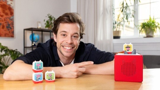 Tonies launcht Set mit dem neuen Markenbotschafter "Checker Tobi" - Tobias Krell und Tonies bringen gemeinsam das "Checker Tobi Set" in den Handel - Quelle: Tonies