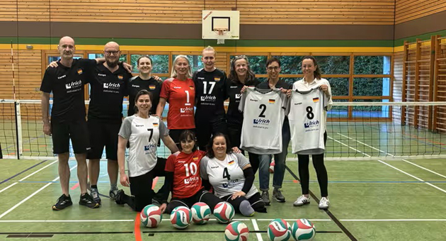 Ulrich Medical setzt Zeichen für Inklusion und Leistungssport - Bei der Trikotübergabe: Das Ulmer Medizintechnik-Unternehmen Ulrich Medical ist für die nächsten vier Jahre als Sponsor bei der Frauen-Nationalmannschaft im Sitzvolleyball an Bord – Foto: Ulrich Medical